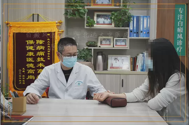 小孩脸部有淡白斑图片