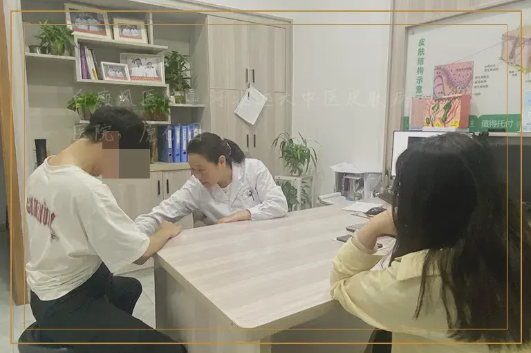 宝宝腿上有几块小白点怎么回事