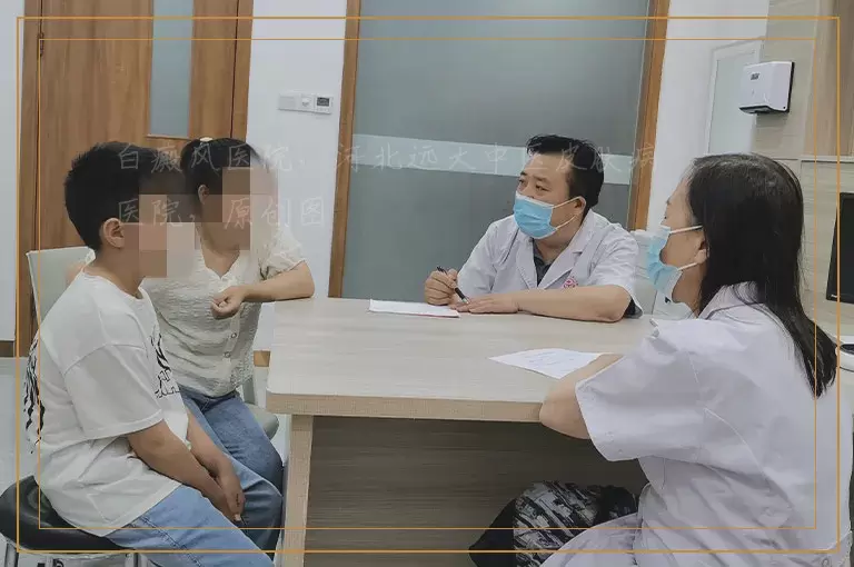腿上长有小白点的图片