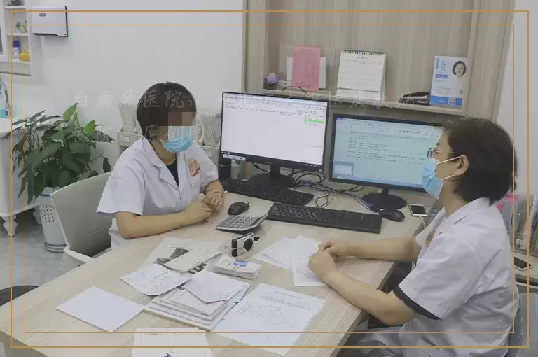 宝宝脸上有一块一块的白斑是什么原因