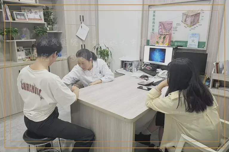 嘴角周边长白斑的原因是什么