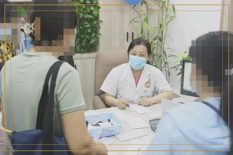 小孩脖子下面有少量白色可能是什么