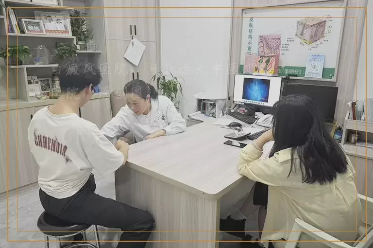 刚满月的孩子太阳穴边上有一块白斑怎么办