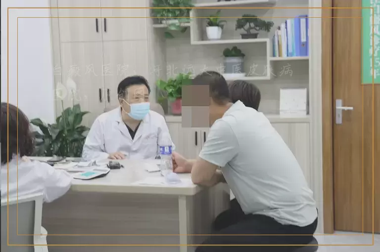 发现脸上有两块白斑怎么检查是不是白癜风