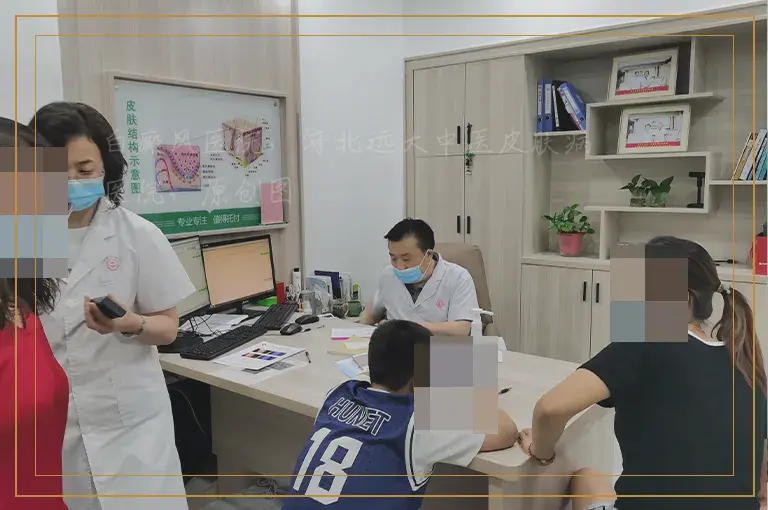 后背米粒大小白斑是不是白癜风