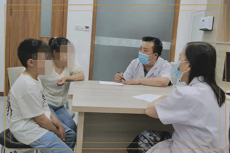 伍德灯下亮蓝白色斑片是白癜风吗