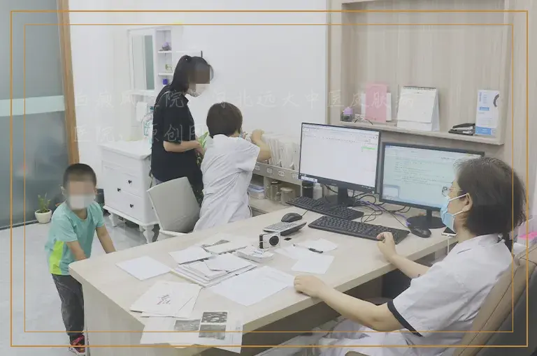 小孩头皮有白斑头发也白了是怎么回事