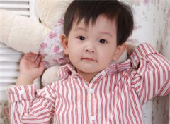 小孩背上有一个白点是什么?